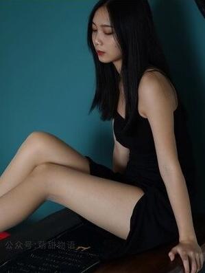  萌甜物语 XM127《黑色开衩裙-苏苏》