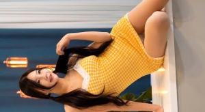 口袋女孩胭脂可爱的黄色连衣裙拍摄