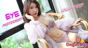 为时尚的紫红色服装拍照