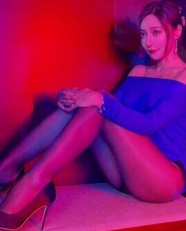  [秀人模特系列]王馨瑶视频写真 抹油蓝衣