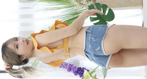 黄色露脐t恤和牛仔热裤模特韩娜(model)。hanna)