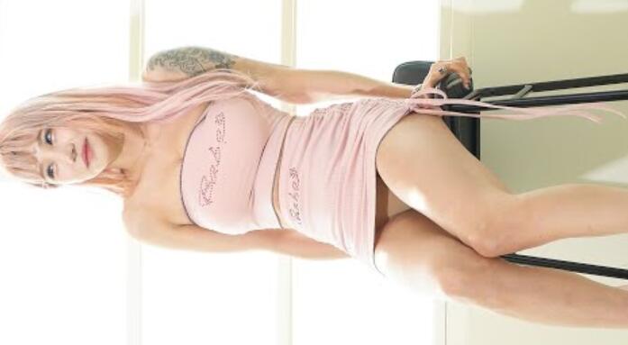 泰莉粉红迷你裙工作室拍摄