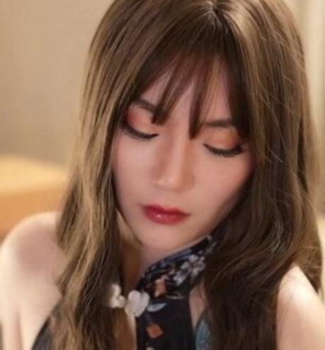 旗袍配黑色长筒丝袜