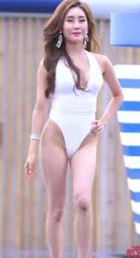 18818塞拉女王比基尼大赏《玻璃》照片月& runway