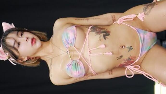 模特玛格琳参加比基尼runway 2nd 2023 "幻想故事"活动，摆出帅气的姿势-粉色紫罗兰比基尼