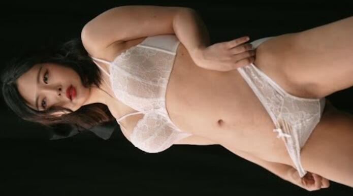 模特红抱凛在t - way活动现场摆出了美丽的姿势。model hong areum