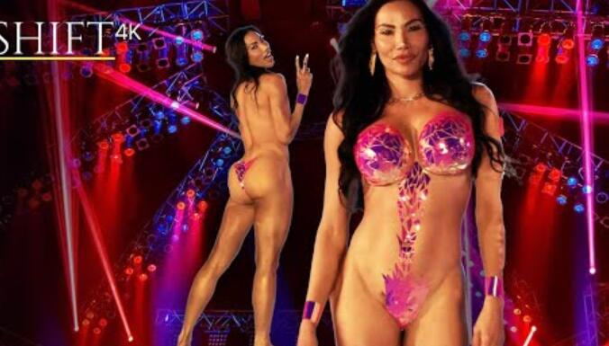 迈阿密艺术体胶带2023年在DAER b|的4K时装表演模特除了胶带什么都不穿