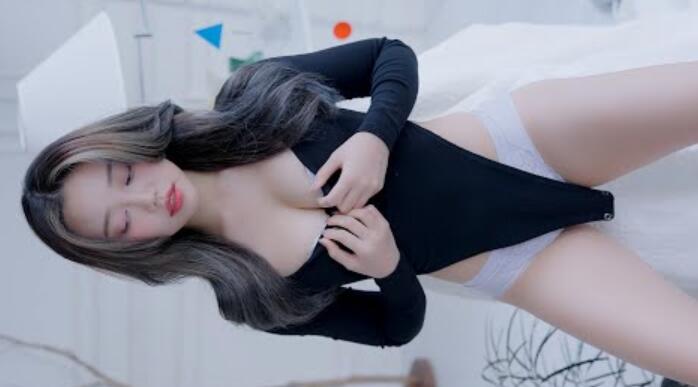 令人眼花缭乱的办公室造型艾真人造型图册 连体衣办公室造型工作造型比基尼内衣造型图册模特Bibia