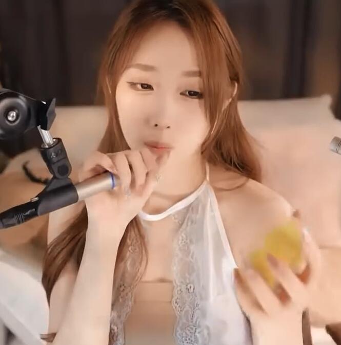 周童潼 20230601 Chinese ASMR Ear Eating