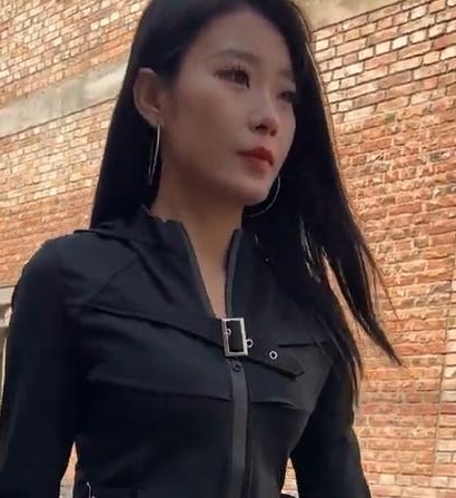 极品街拍《倒戈》皮裤 001