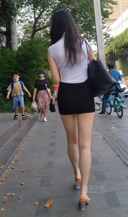 极品街拍《黑色包臀裙美女》001
