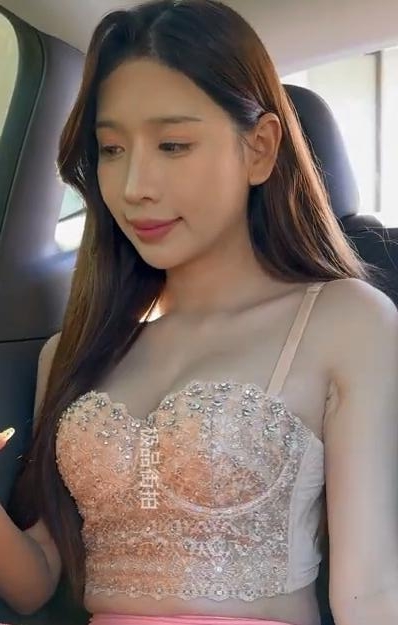 极品街拍《粉色皮裤》001