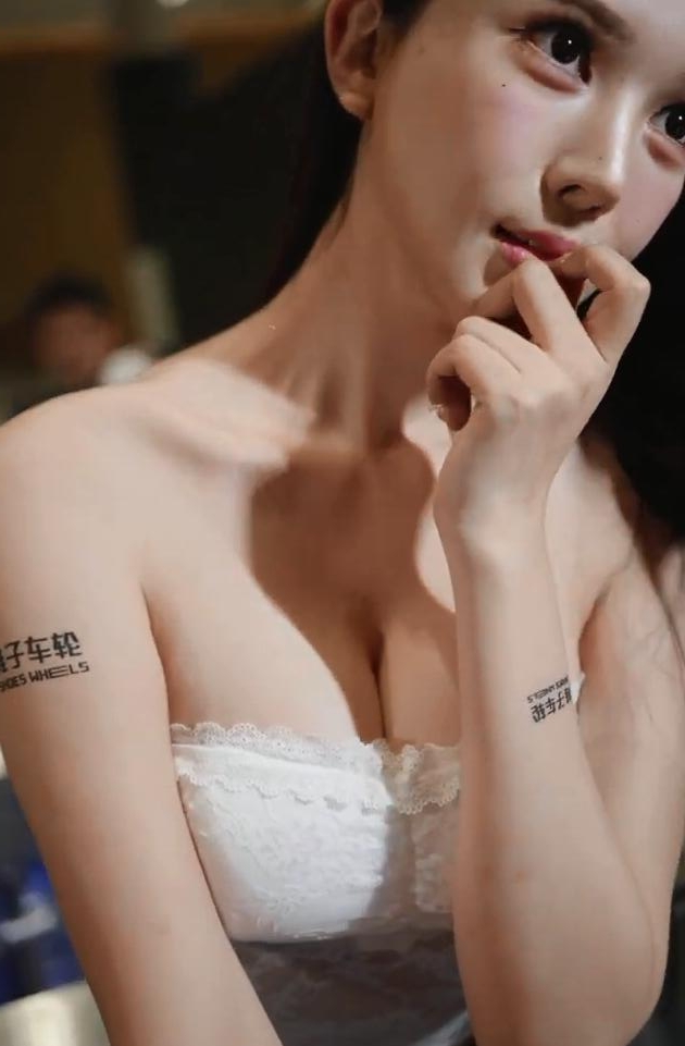 2025深圳国际汽车改装展赛车模特妍熙直拍第二弹