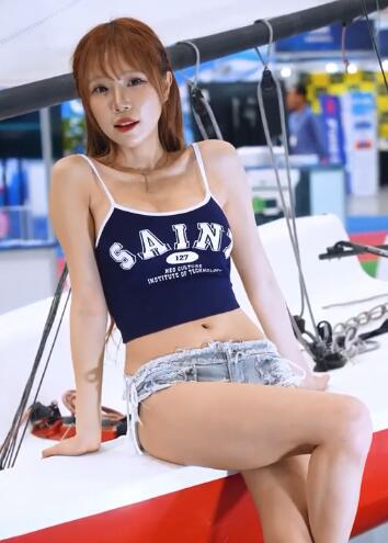 模特崔敏彩MINCHAE亮相2024釜山游艇展-青春热裤穿搭吸睛