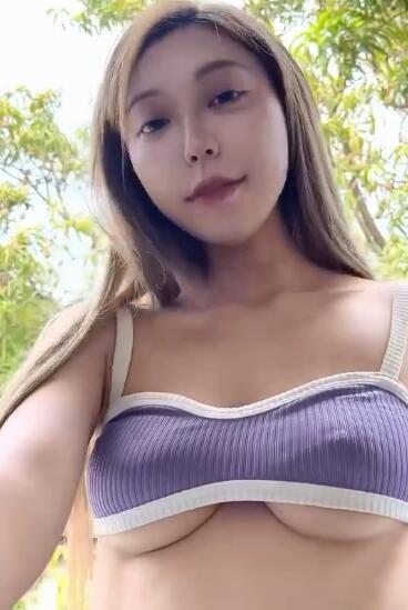 少女如阳光下的精灵，跳跃在晨光中，散发着青春的光芒