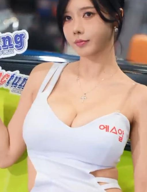 赛车模特宋珠雅亮相2024汽车沙龙周 17