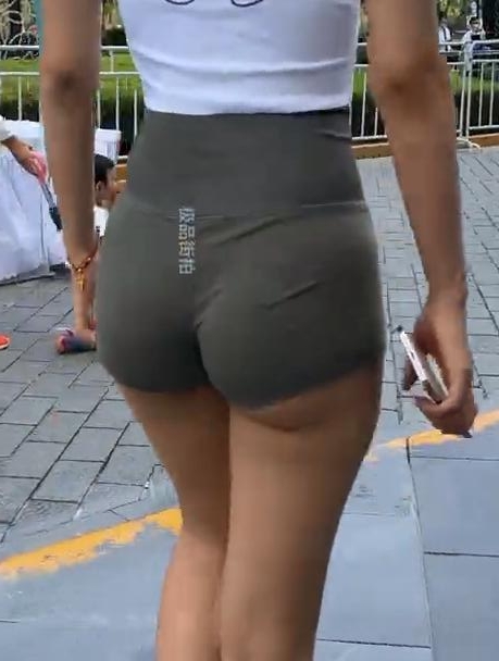 极品街拍《绿色瑜伽短裤小妹》001