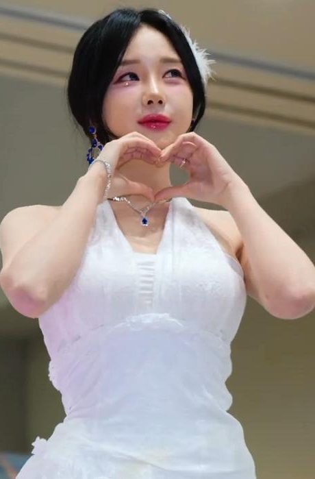 2025首尔车展直拍！赛车模特반하리热辣现场 58