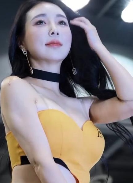 赛车模特林书雅2024汽车沙龙周