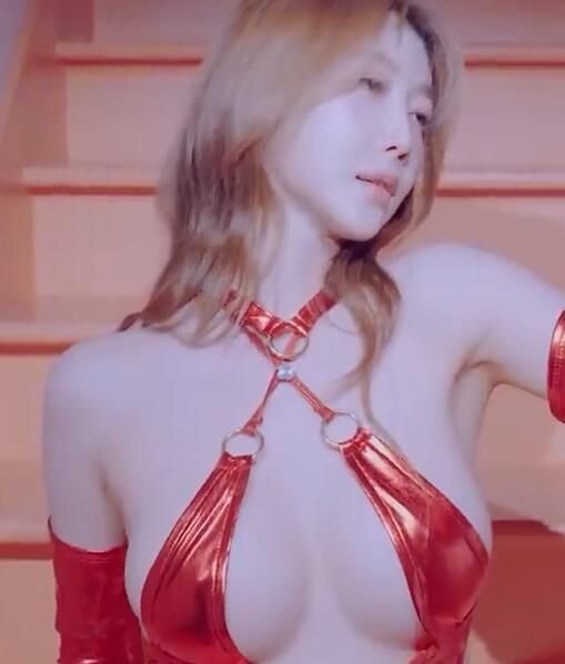 红色派对礼服精选：惊艳全场的完美穿搭指南