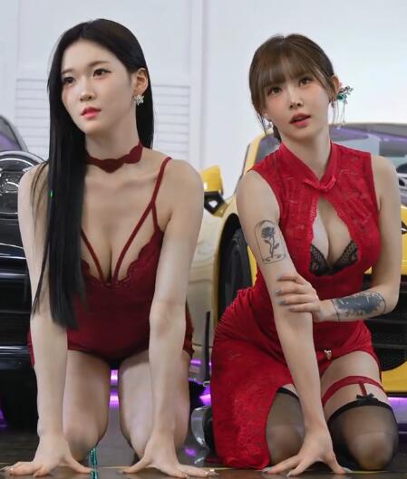 Sena & Hayun的红色连衣裙旗袍