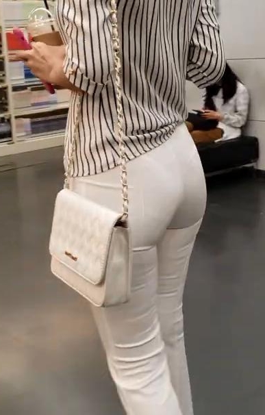 极品街拍《白色紧身裤美女》001