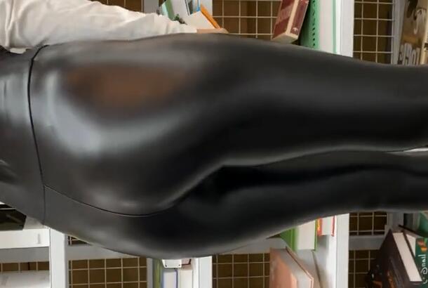 极品街拍《黑色皮裤美女》001