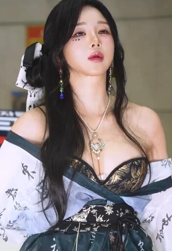 Ban Hari丨2025汽车沙龙Tech Korea 绝世美颜