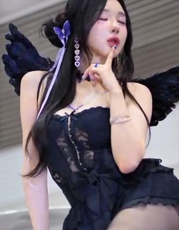 2025汽车沙龙科技展 赛车模特Banhari直拍