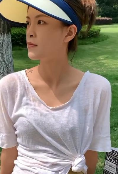 极品街拍《公园做瑜伽的美女》001