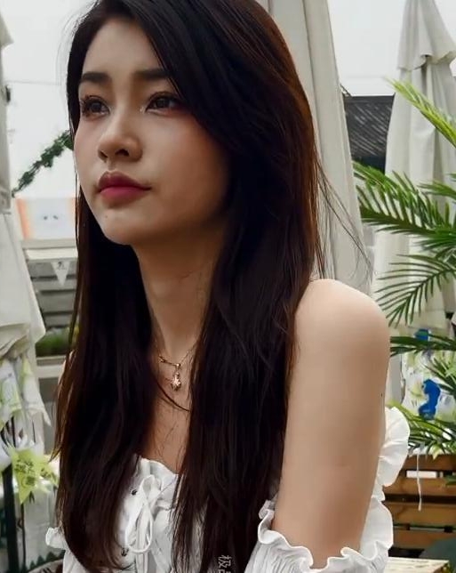 极品街拍《蓝色瑜伽裤女孩》001