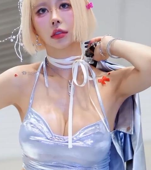 2025国际汽车沙龙科技展现场赛车模特玛嘉琳（Magarin）