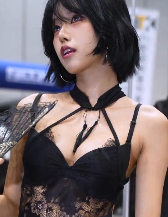 模特崔솜亮相2025东京改装车展(Auto Salon) 现场直击